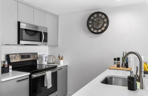 Luxury Condo with Rooftop Pool - 5-Min to Beach - Foto 10