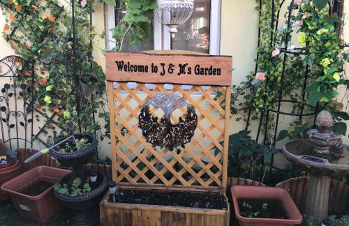 Cheerful 4 bedroom house with garden free parking - Photo 47