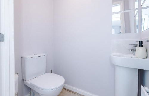 Liverpool-Halewood-Speke - NR Airport & JLR - Sleeps 8 - 5 Beds 1 sofabed 2 Bath Driveway Parking - Docks - Short 2 Long Stays - by Samina, ARZ Stays - Foto 36