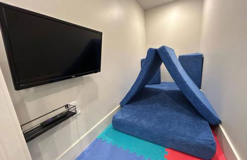 Peaks & Pines Modern Gem, 2 Kings, Bunks, Hot Tub, Walkable, Kid's Cove - Foto 22