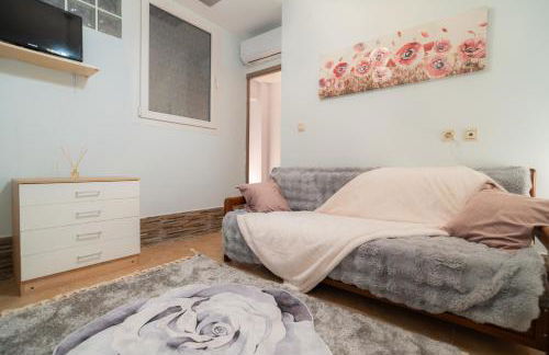 Mary's Downtown Home - a stroll away from Mount Vermio - Photo 16