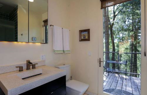 Stunning and Secluded Lakeside Getaway in the Grass Valley of California - Foto 12