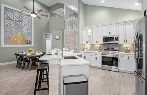 Brand NEW Modern Luxury wPrivate Pool Hot Tub BBQ Home Cinema 2 Miles to Disney - Foto 14