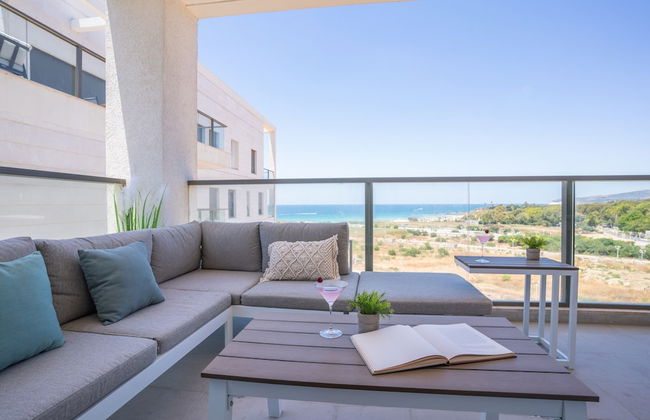 Stylish Seaside Escape with Balcony by Sea N' Rent - Foto 34