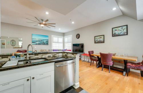 Coastal Sea Side Townhome - Walk to Beach! - Foto 11