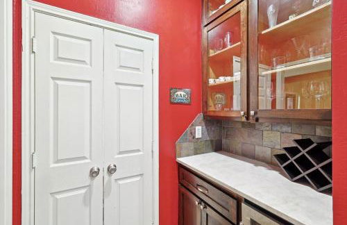 DFW Getaway - 4 Bedrooms Pool Oasis Media Room - Photo 10