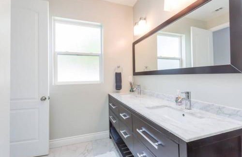 Lake Balboa Modern 4 Bedroom 3 Bath Glam Charmer - Foto 27