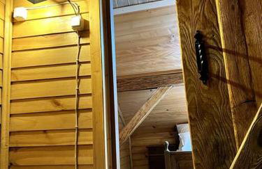 Drewniana chata nad stawem - Foto 15