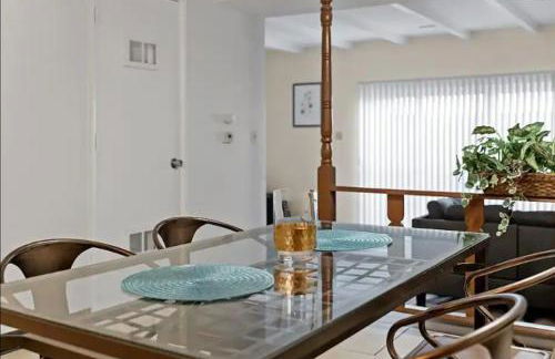 3-bedroom building in serene Saint Ann with WiFi, AC - Foto 1