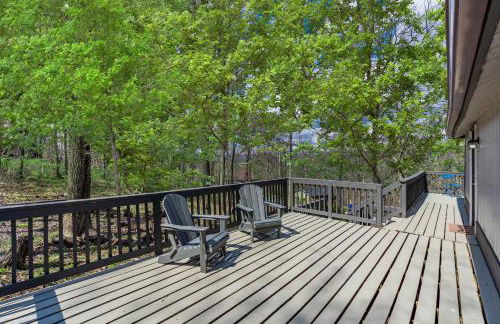 Hot Tub, Wraparound Deck, & WiFi at Chalet Cabin - Foto 19