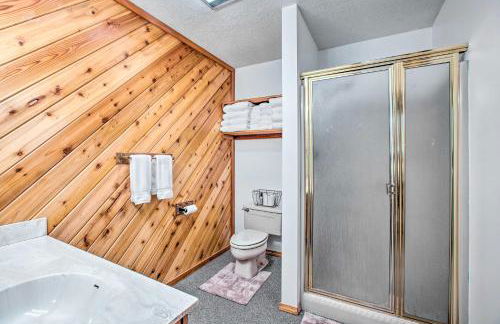 Roomy Angel Fire Home with Hot Tub, Sunroom and Views! - Foto 24