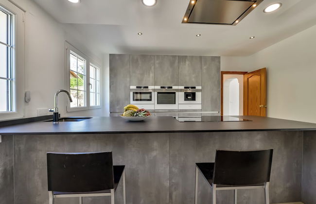 4bed Villa Sleeps 8- Pool, Garden, Bbq, Near Beach - Foto 8