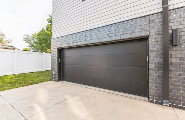 New Modern Townhome With Rooftop Patio 2 Bedroom Townhouse by RedAwning - Foto 24