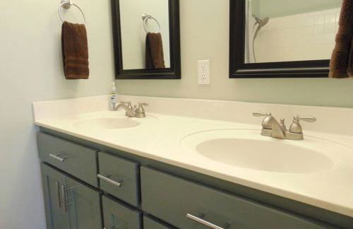 Q4 Professionally decorated upstairs beautiful soothing colors close to back pool - Foto 5