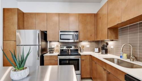 Vibrant Downtown Studio Wifi Pool Gym - Photo 4