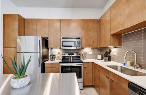 Vibrant Downtown Studio Wifi Pool Gym - Photo 4