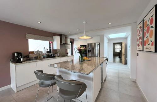 Luxury Family Home in Central Windsor with Large Garden, Games Room, Office, Parking & Pet-Friendly - Photo 34