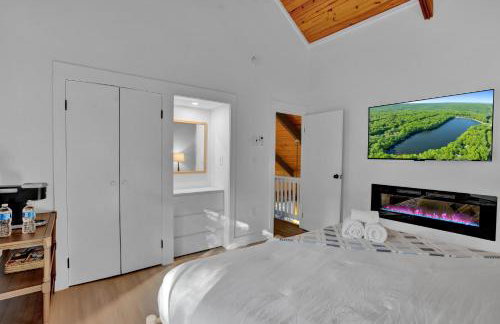 Lakefront Home, Hot Tub, Pool Access, Boats, Pets - Photo 13