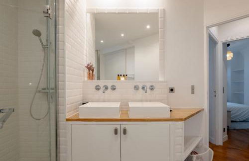 Sophisticated 2BR - Steps to Station - Foto 23