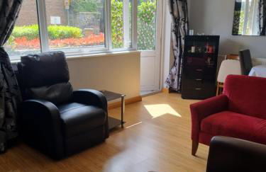 Beautiful Ground floor flat in the Heart of Rochester with balcony mobility friendly - Photo 3