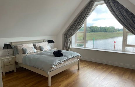 Luxury Waterfront Apartment - Photo 1