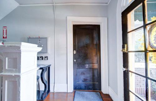 Retro 1BR in Elizabeth with Porch & Eclectic Design - Foto 41