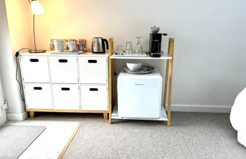 Relaxing private entrance ensuite room with stunning sea view and swimspa - Photo 11