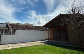 Casa ampla e bem localizada - 1 rua da praia - Foto 1