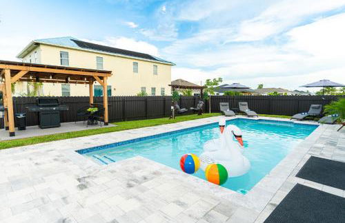 Designer Villa with Heated Pool, BBQ, Firepit, Ideal for Families & Groups - Photo 2