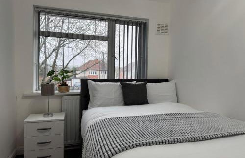 4 Beds House for Families & Contractors with Free Parking - Photo 42