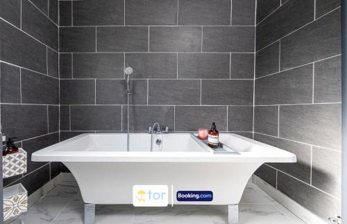 Explore Welsh Wonders, 3 Bedroom House By The One Retreats Short Lets & Serviced Accommodation Treharris - Foto 40