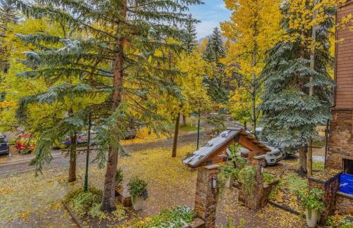 Updated 3BR, 3BA with Pool - Steps to Town - Foto 27