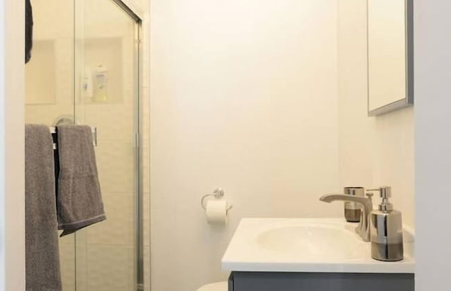 Spacious House on Melrose w Private Backyard Gym - Photo 19