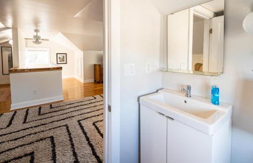 Contemporary 3-Bedroom Home with Balcony in RVA - Foto 28