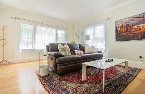 Oak Manor - Chic & Stylish 2BR Apartment Retreat - Photo 22