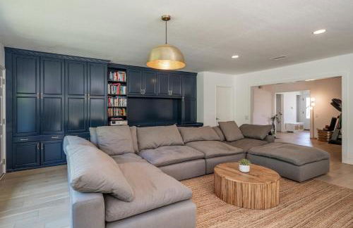 Newly remodeled home w pool & private back yard - Foto 32