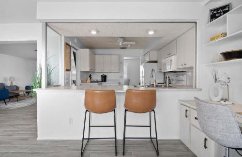 Venice Lakefront Pool Home - Photo 7