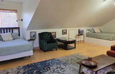 Wildland Gardens Farm House w Private Hot tub - Photo 9