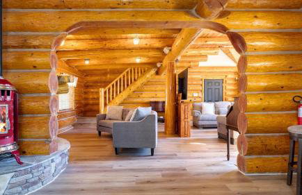 Pinetree Place by Avantstay Group Cabin w/ Hot Tub Minutes to the Lake - Photo 16