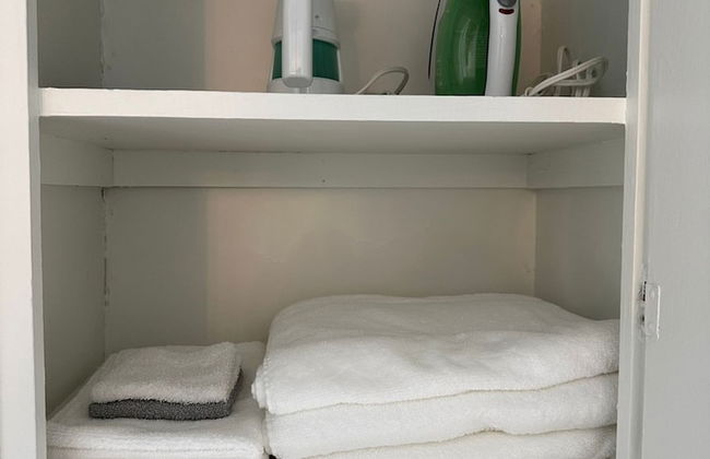 Vintage Vibes Modern Comfort 2BR for 6 Guests - Photo 18