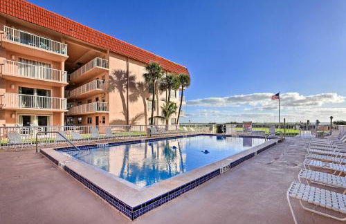 Sunny Cocoa Beach Condo with Balcony and Pool Access - Foto 6