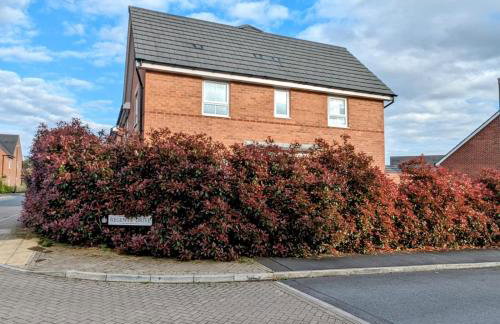 Modern Comfy 3 Bed Home - Free 2 space driveway - Free road parking - Free Netflix - Foto 2