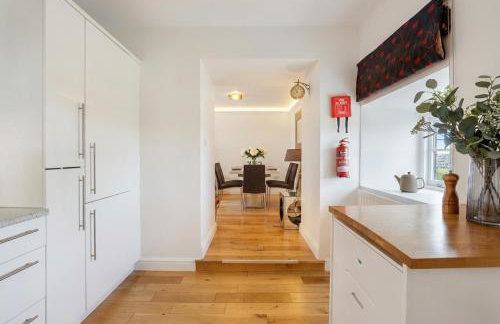 Bamburgh - Sleeps 8 - 3 Bedrooms 2 Bathrooms - Secure Garden - Dogs Stay For Free - Stunning Beach Walks and Views - Log Fire - Outdoor Seating and Eating - Off Street Parking - Quiet Rural Location - Fast Wifi - Foto 10