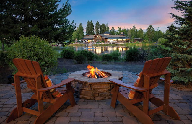 Klamath by Avantstay Gorgeous Mountain Home w/ Fire Pit, Spa & Lake Views - Photo 18