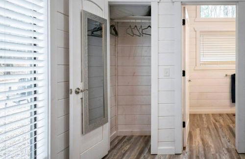 Diamond Cabin w/ jet shower & secluded back deck! - Foto 34