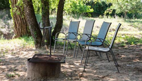 Hobbit Treehouse with waterfall on the Brazos River! 350 acres! Tubing! Petting zoo! - Foto 4