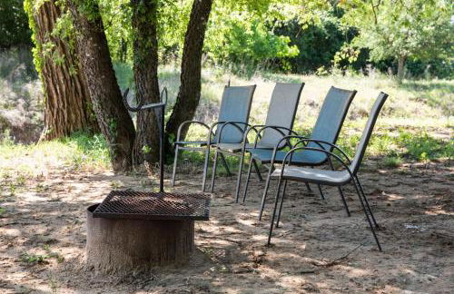 Hobbit Treehouse with waterfall on the Brazos River! 350 acres! Tubing! Petting zoo! - Foto 4