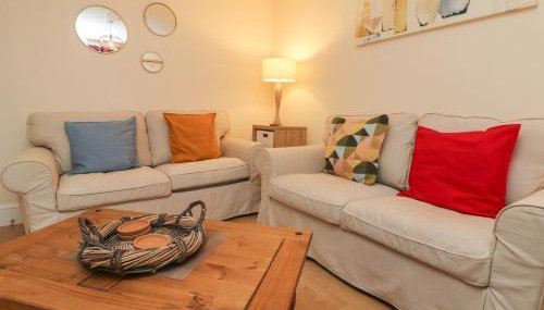 Courtyard Cottage - Photo 3