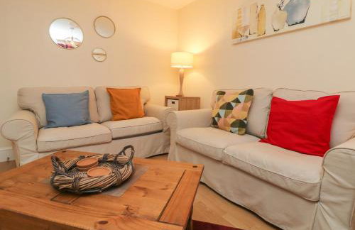 Courtyard Cottage - Photo 3