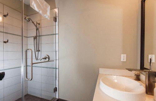 Downtown Luxe 2BR Loft Apt - Sleeps 6-7 - Walkable - Foto 23